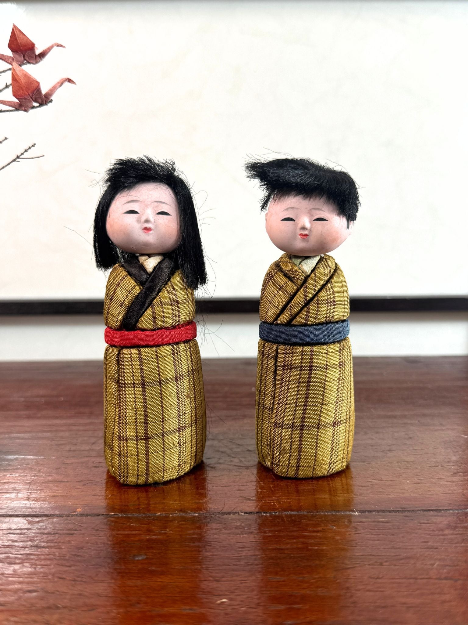 Couple de poupées japonaise kimekomi en kimono jaune à carreaux