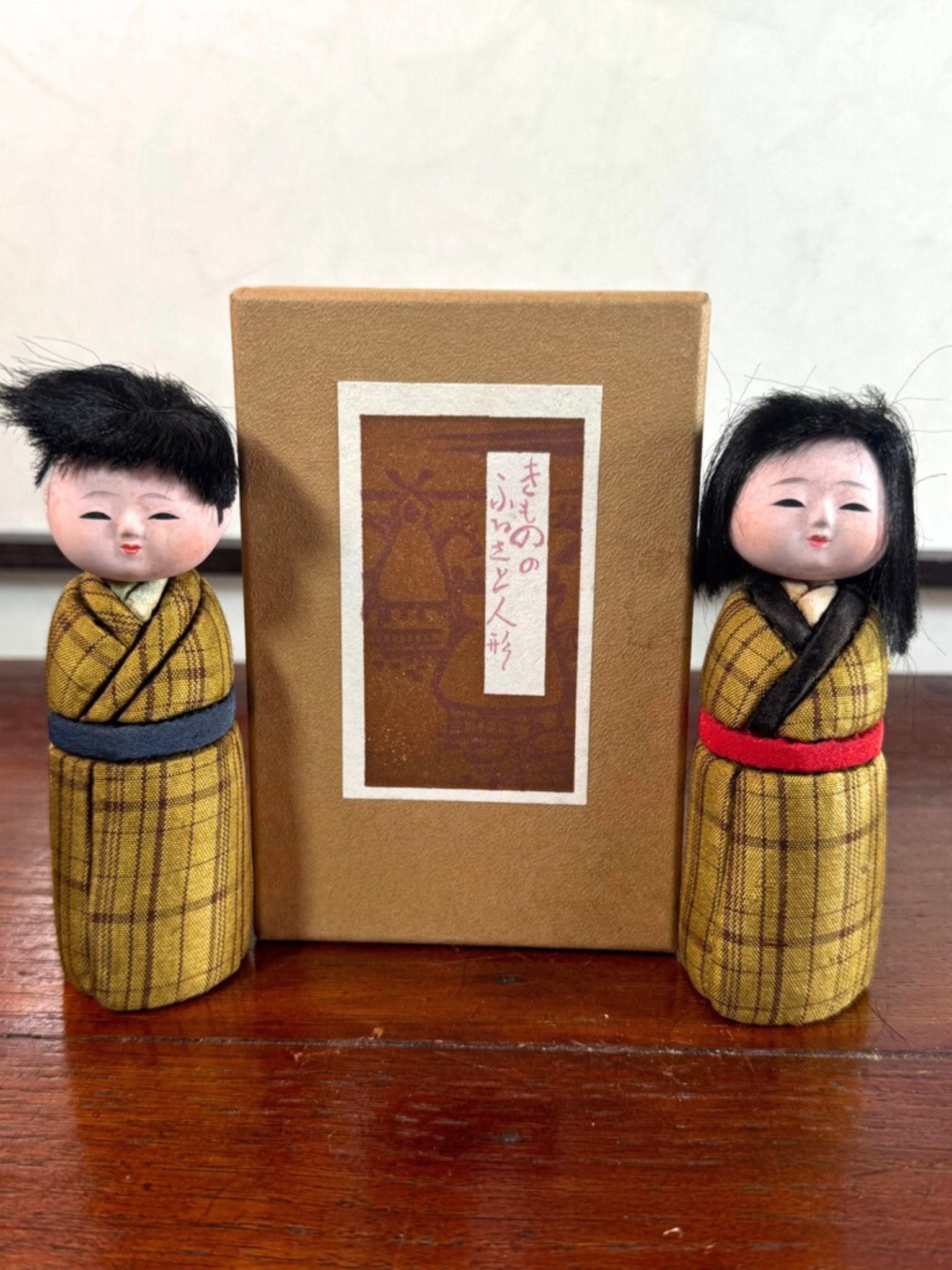Couple de poupées japonaise kimekomi en kimono jaune, avec boîte d'origine