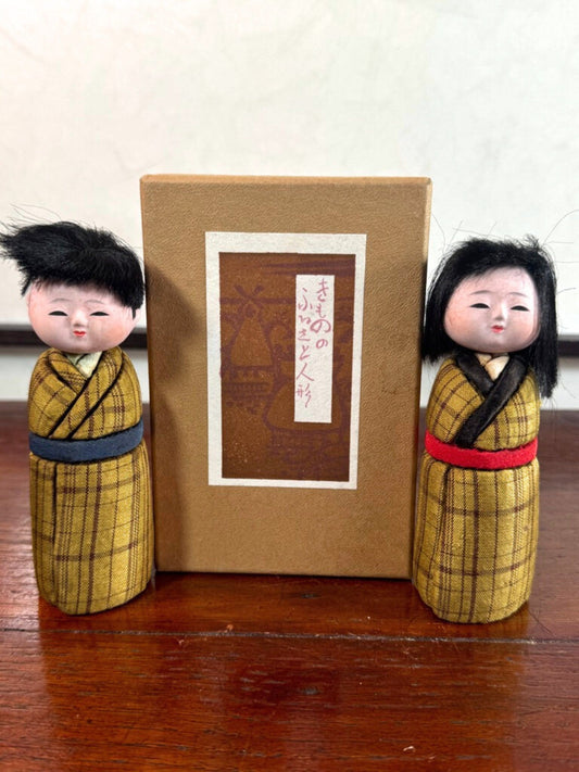 Couple de poupées japonaise kimekomi en kimono jaune, avec boîte d'origine