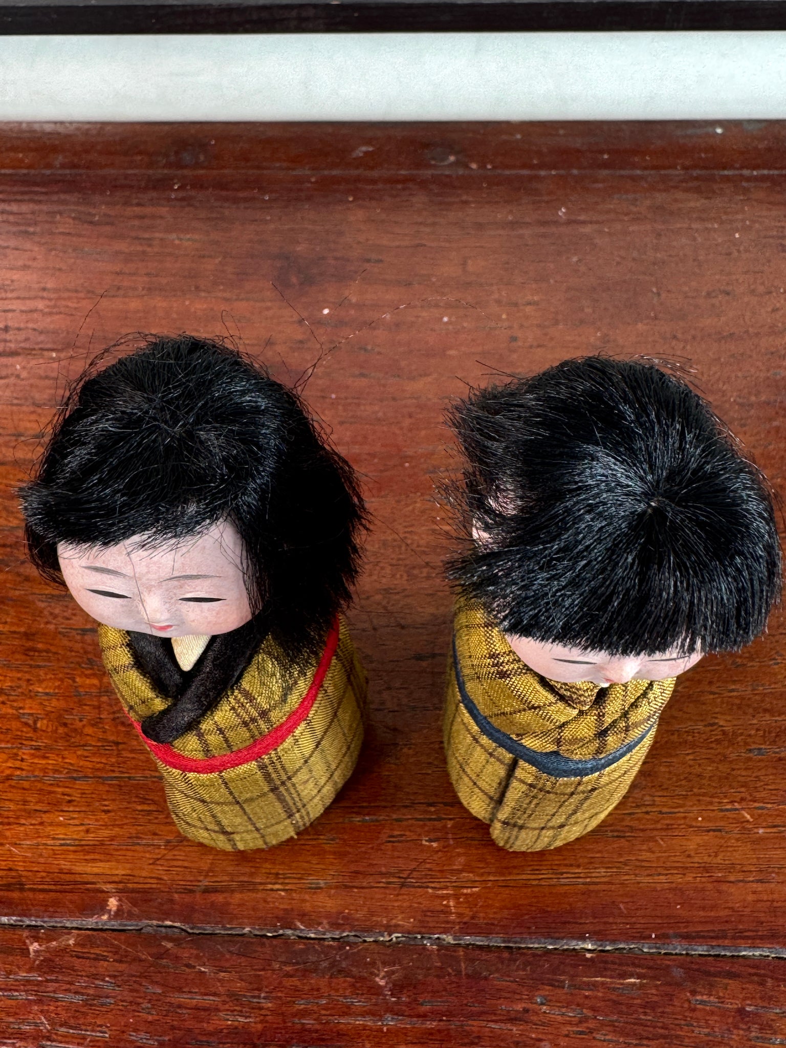 Couple de poupées japonaise kimekomi en kimono jaune, vu de dessus