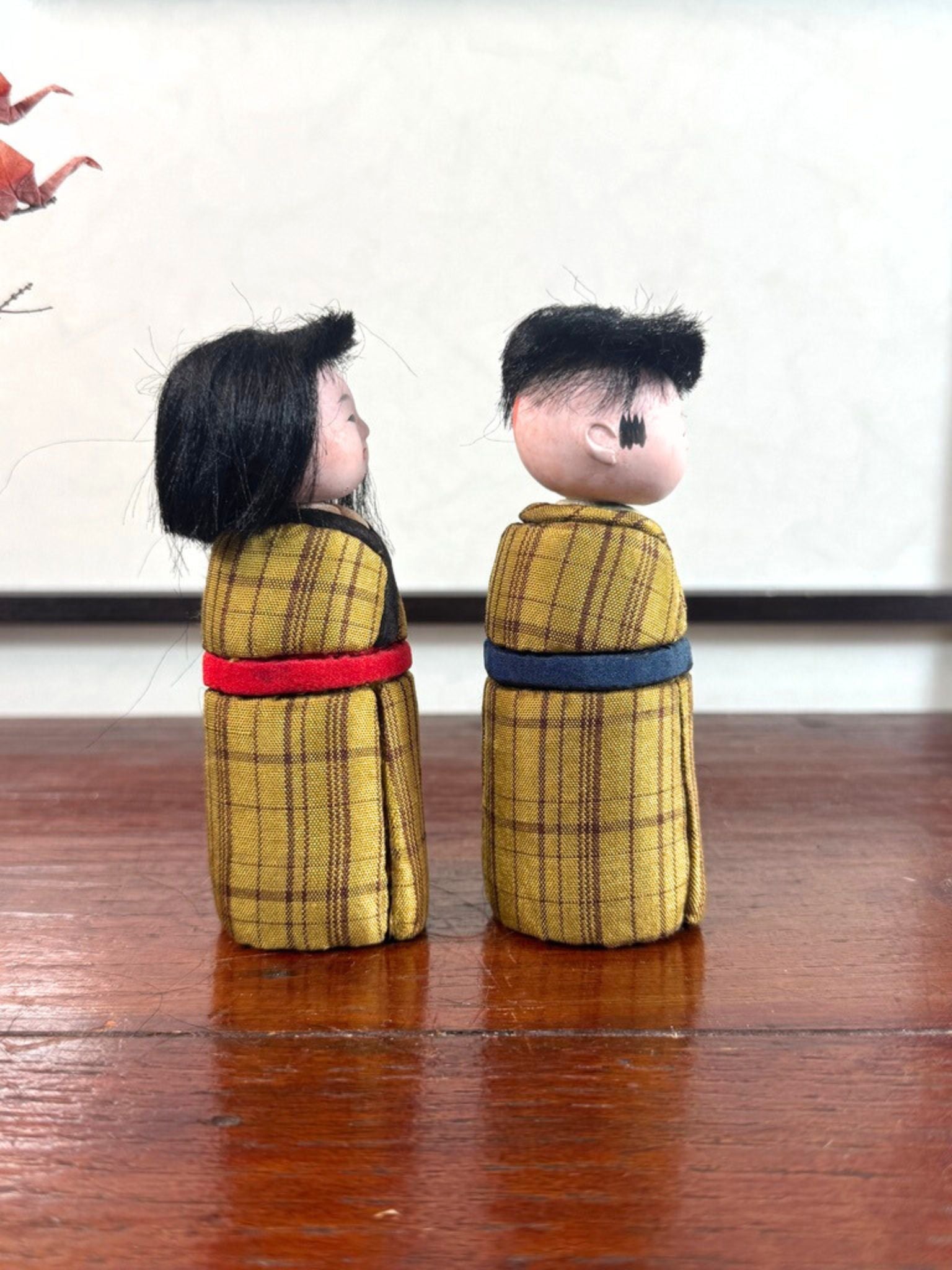 Couple de poupées japonaise kimekomi en kimono jaune, vu du profil droit
