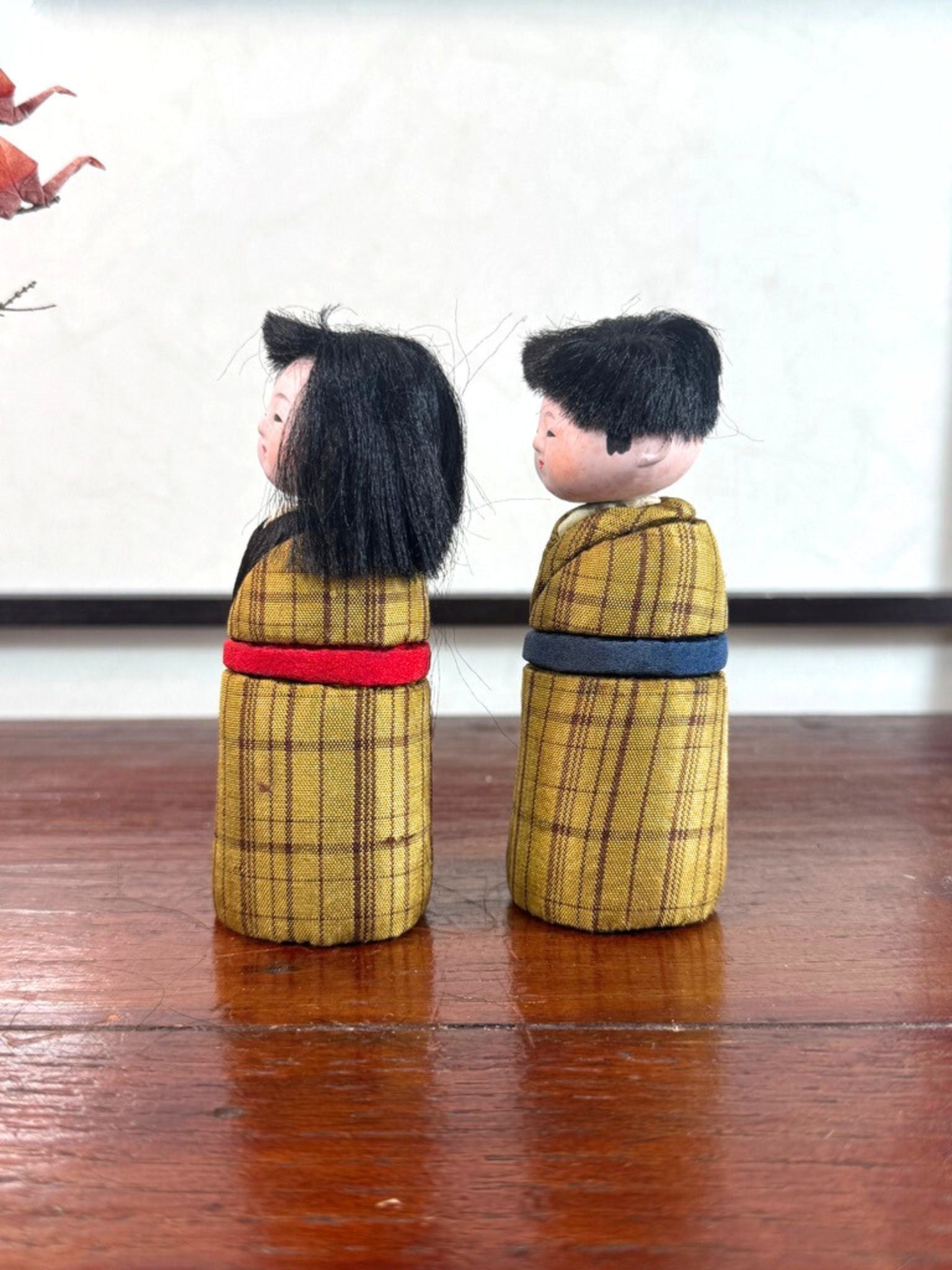 Couple de poupées japonaise kimekomi en kimono jaune, le profil gauche