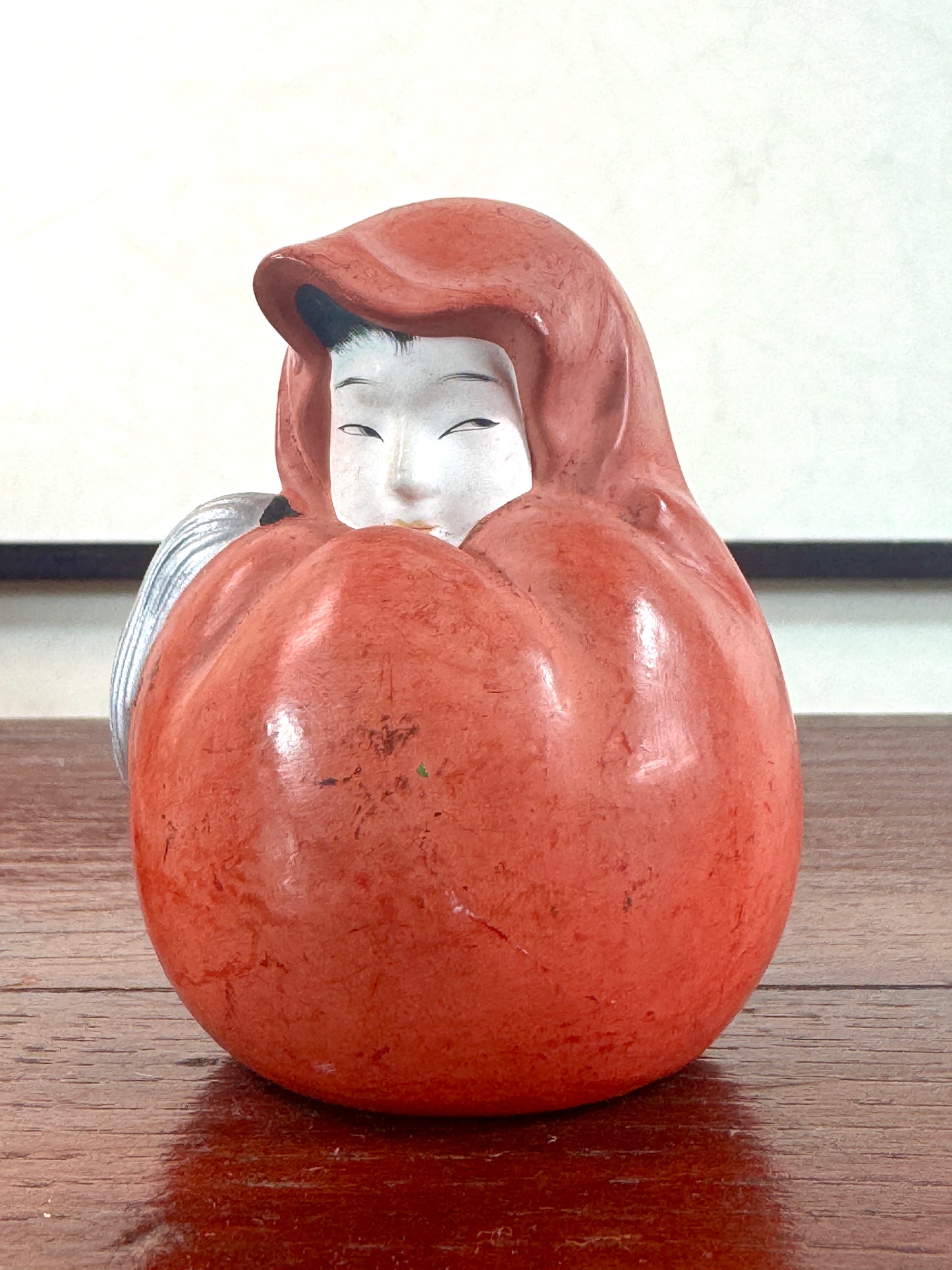 Statuette japonaise en céramique rouge représentant une princesse Daruma au visage délicat