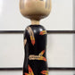 Grande kokeshi vintage de Yuji Kawase au corps noir décoré d’épis de riz beige, jaunes et rouges, Japon, période Shōwa. La vidéo à 360 degrés