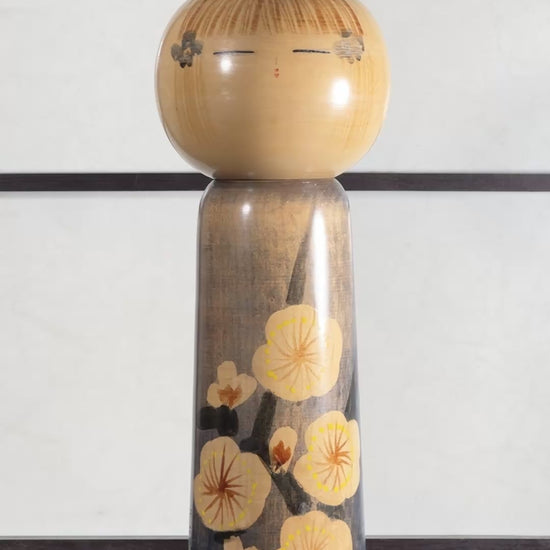 kokeshi, poupée japonaise en bois de Usuki Hakuho bleue avec motif branche de prunier en fleur, vidéo à 360 degrés