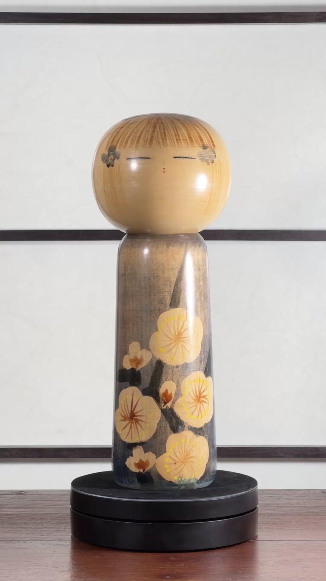 kokeshi, poupée japonaise en bois de Usuki Hakuho bleue avec motif branche de prunier en fleur, vidéo à 360 degrés