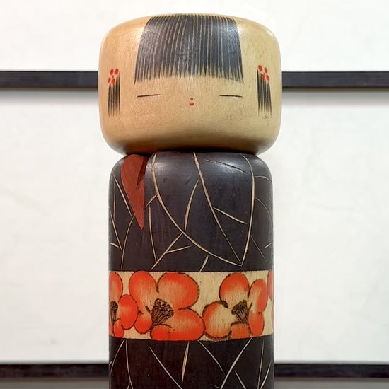 Kokeshi Yuji Kawase Chinju de 1981 aux camélias rouges et feuilles gravées, la vidéo à 360 degrés