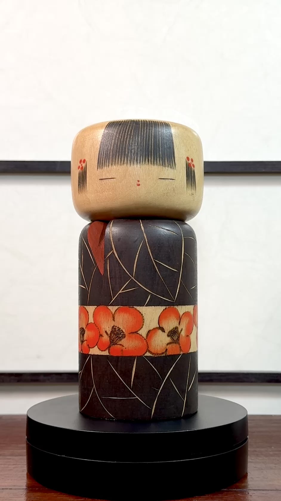 Kokeshi Yuji Kawase Chinju de 1981 aux camélias rouges et feuilles gravées, la vidéo à 360 degrés