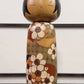 Kokeshi vintage de Yuji Kawase datée de 1985, au petit chignon et kimono orné de fleurs blanches gravées évoquant le cerisier ou le prunier, la vidéo à 360 degrés