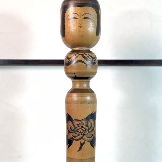 kokeshi poupée japonaise en bois motif pivoine en noir et blanc de Sato Zenji, vidéo 360 degrés