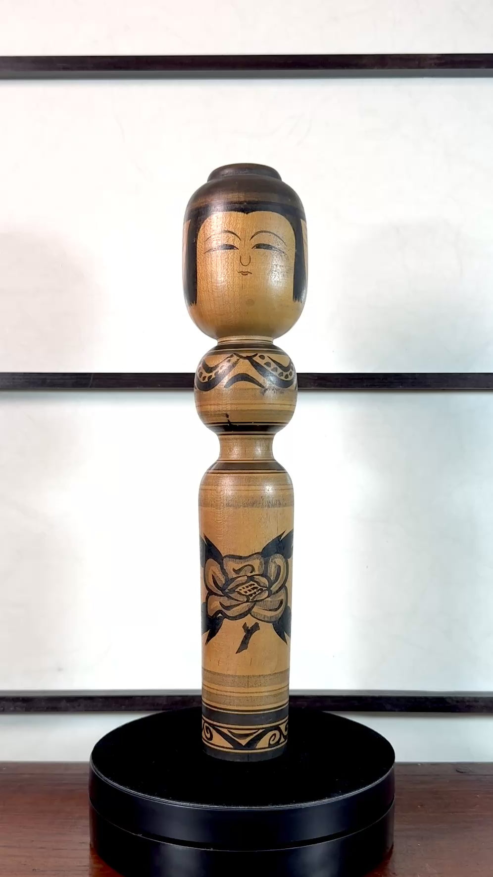kokeshi poupée japonaise en bois motif pivoine en noir et blanc de Sato Zenji, vidéo 360 degrés