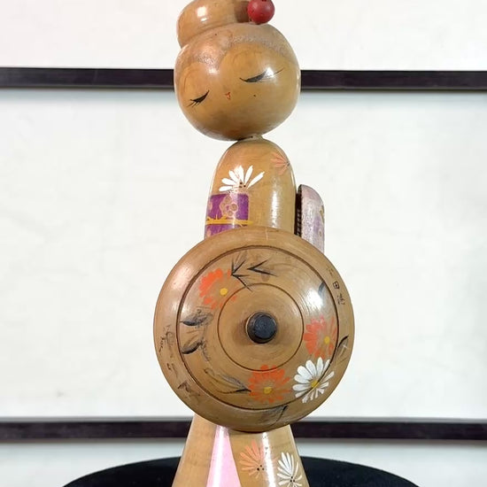 Kokeshi vintage Sadao Kishi représentant une femme à l’ombrelle fleurie, la vidéo à 360 degrés