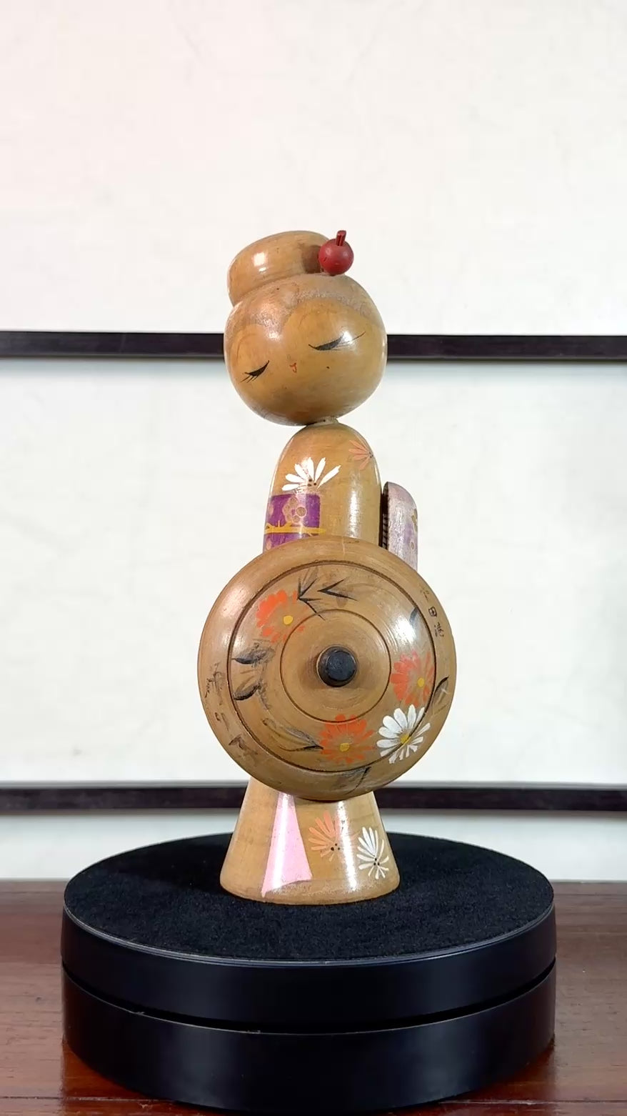 Kokeshi vintage Sadao Kishi représentant une femme à l’ombrelle fleurie, la vidéo à 360 degrés