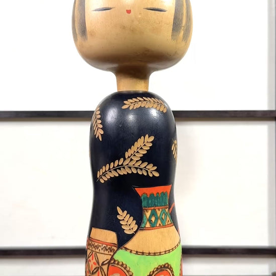 Kokeshi vintage de Yuji Kawase au corps noir décoré d’épis de riz et de deux récipients colorés à motifs géométriques, la vidéo à 360 degrés