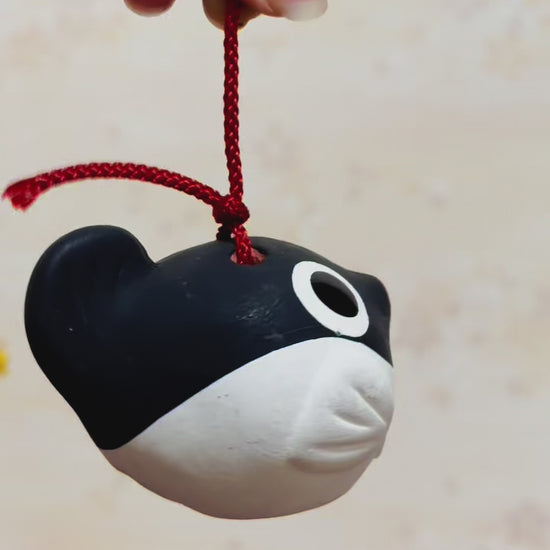 Clochette japonaise en céramique en forme de fugu noir et blanc avec cordelette rouge, vidéo