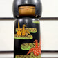Kokeshi vintage de Yuji Kawase datée de 1992, décorée de grues en origami jaunes et rouges sur un corps noir., la vidéo à 360 degrés