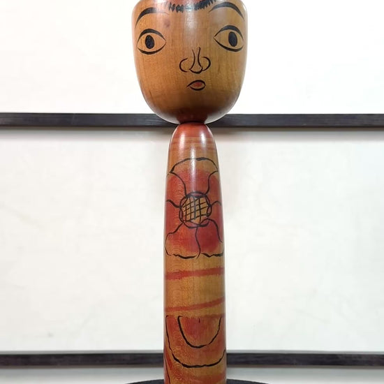 Kokeshi traditionnelle Nakanosawa vintage à fleur de pivoine rouge, 24 cm, la vidé à 360 derés