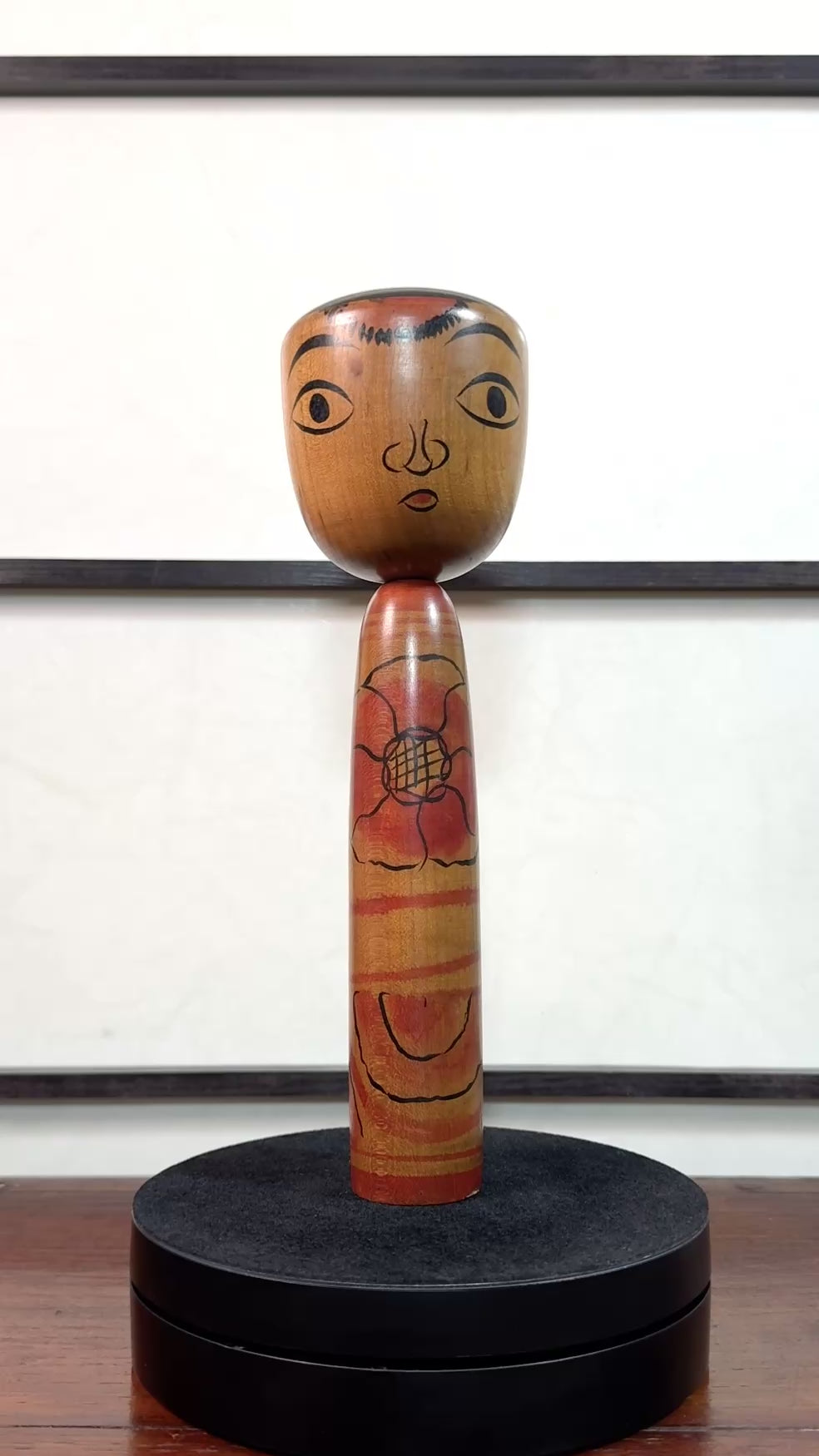 Kokeshi traditionnelle Nakanosawa vintage à fleur de pivoine rouge, 24 cm, la vidé à 360 derés