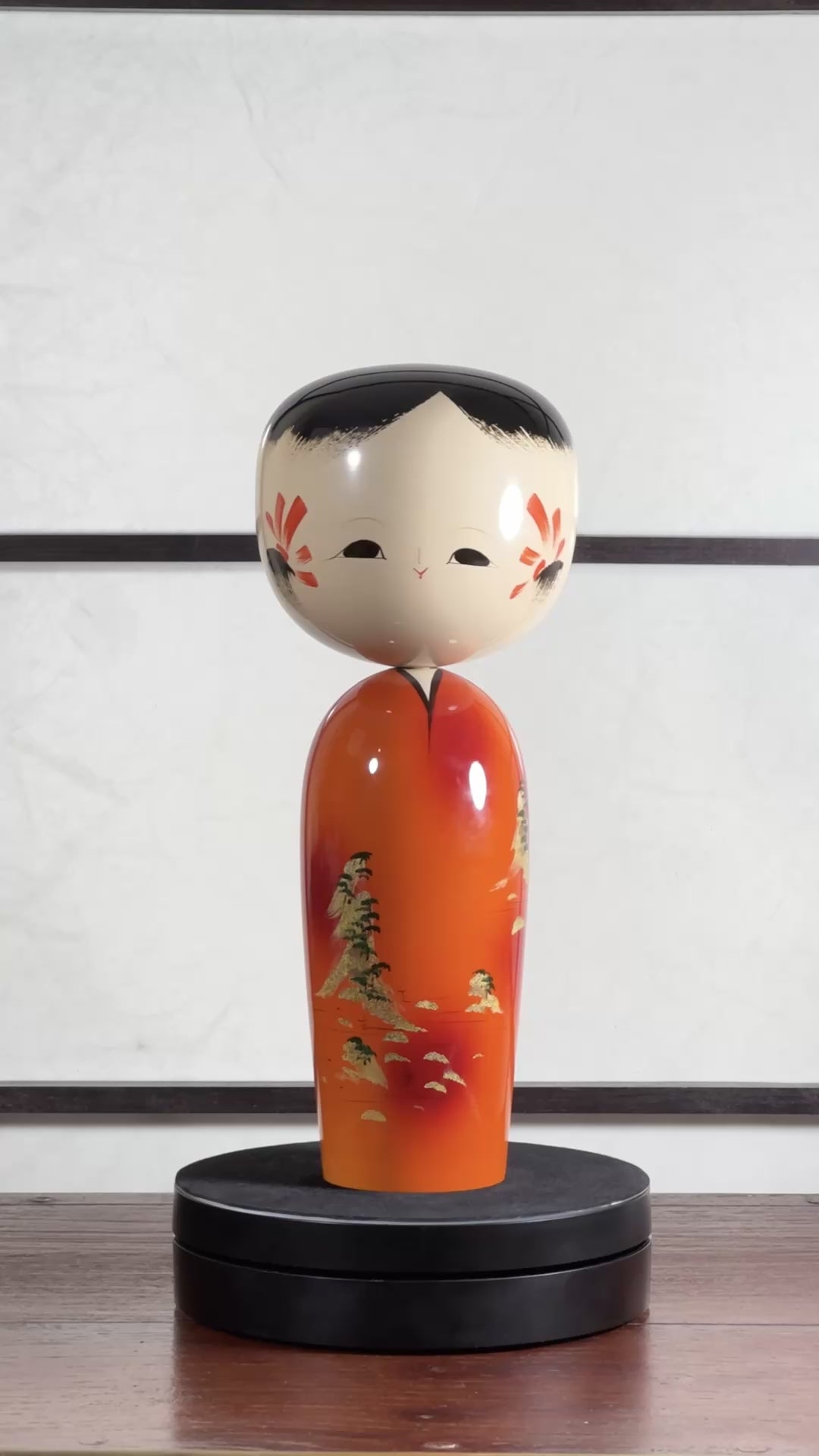 Kokeshi vintage laquée orange de Wajima à paysage japonais doré, la vidéo à 360 degrés