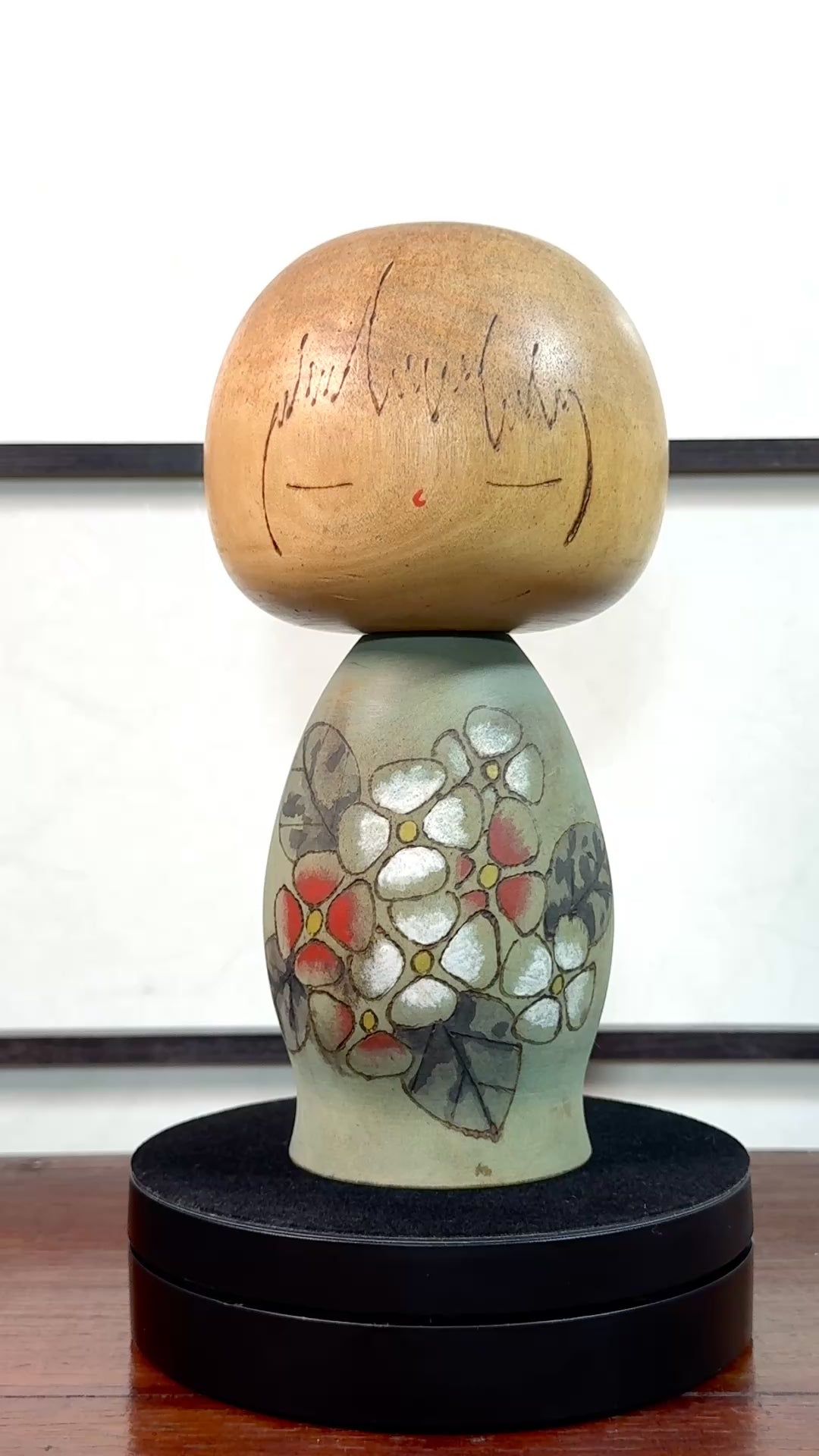 Kokeshi Yuji Kawase de 1979 à décor floral vert, rouge et blanc la vidéo à 360 degrés