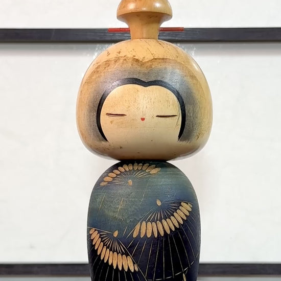 Kokeshi Yuji Kawase bleu-vert avec parapluies gravés et chignon, la vidéo à 360 degrés.