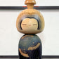 Kokeshi Yuji Kawase bleu-vert avec parapluies gravés et chignon, la vidéo à 360 degrés.