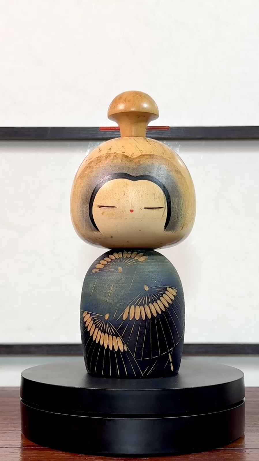 Kokeshi Yuji Kawase bleu-vert avec parapluies gravés et chignon, la vidéo à 360 degrés.