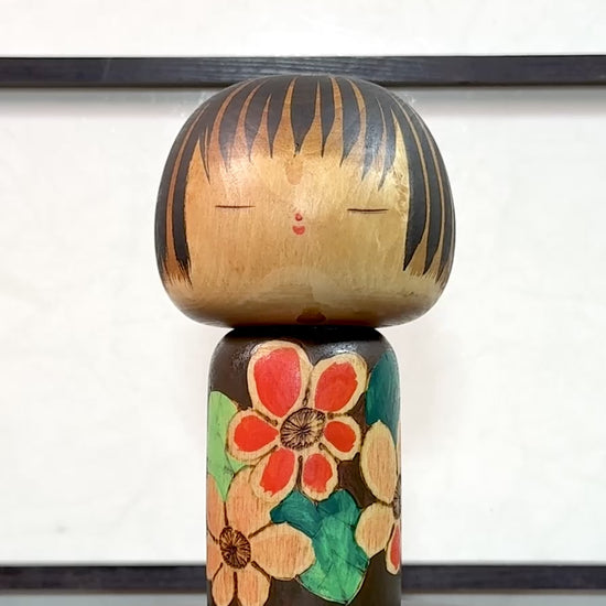 Kokeshi Yuji Kawase brune aux fleurs rouges et roses, la vidéo à 360 degrés