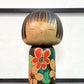 Kokeshi Yuji Kawase brune aux fleurs rouges et roses, la vidéo à 360 degrés