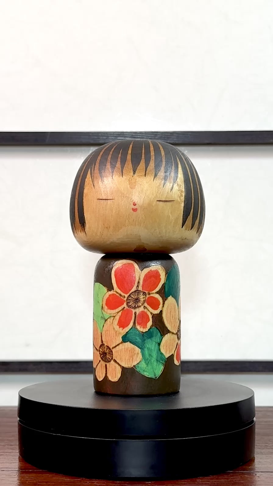 Kokeshi Yuji Kawase brune aux fleurs rouges et roses, la vidéo à 360 degrés