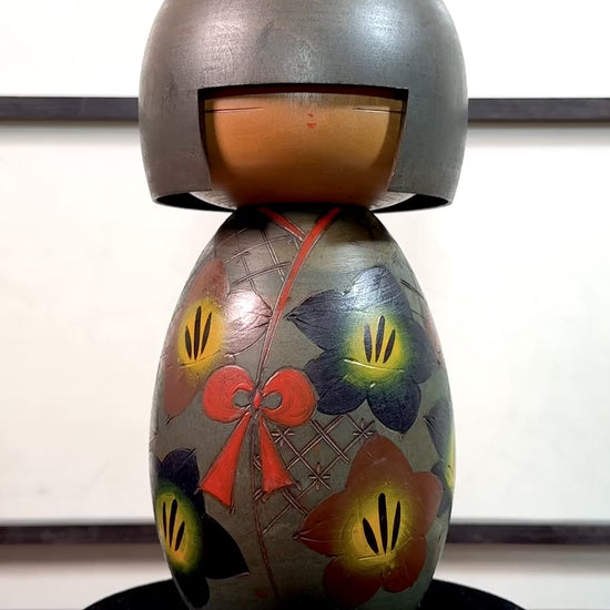 Kokeshi vintage japonaise de Yuji Kawase, au kimono vert orné de fleurs campanules colorées gravées et peintes, période Shōwa, la vidéo à 360degrés