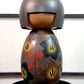 Kokeshi vintage japonaise de Yuji Kawase, au kimono vert orné de fleurs campanules colorées gravées et peintes, période Shōwa, la vidéo à 360degrés