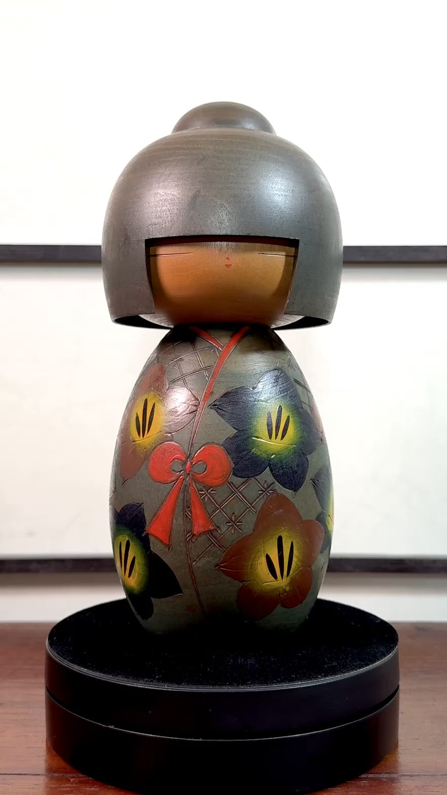 Kokeshi vintage japonaise de Yuji Kawase, au kimono vert orné de fleurs campanules colorées gravées et peintes, période Shōwa, la vidéo à 360degrés