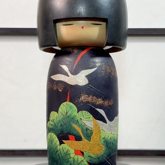 Kokeshi Yuji Kawase décorée de grues et de pins, la vidéo à 360 degrés