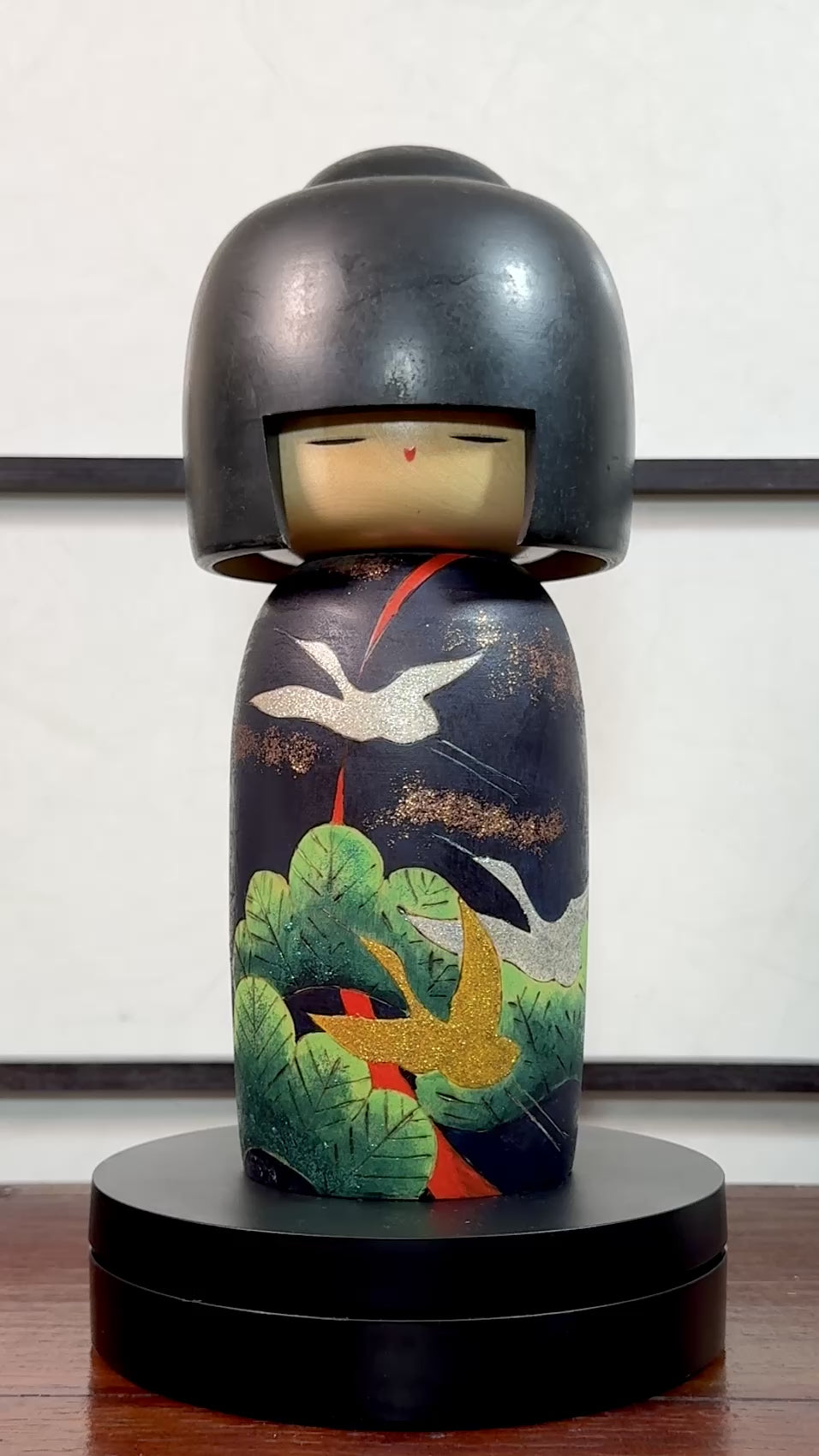Kokeshi Yuji Kawase décorée de grues et de pins, la vidéo à 360 degrés