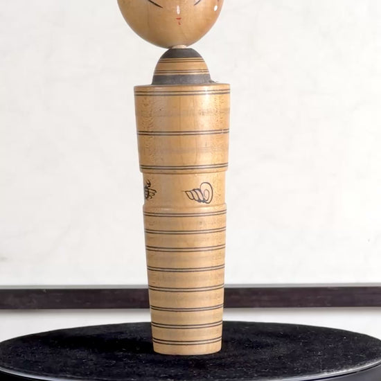 kokeshi de Sato Hatsuro sumi-e motif lignes, crabe et coquillages,, la vidéo à 360 degrés