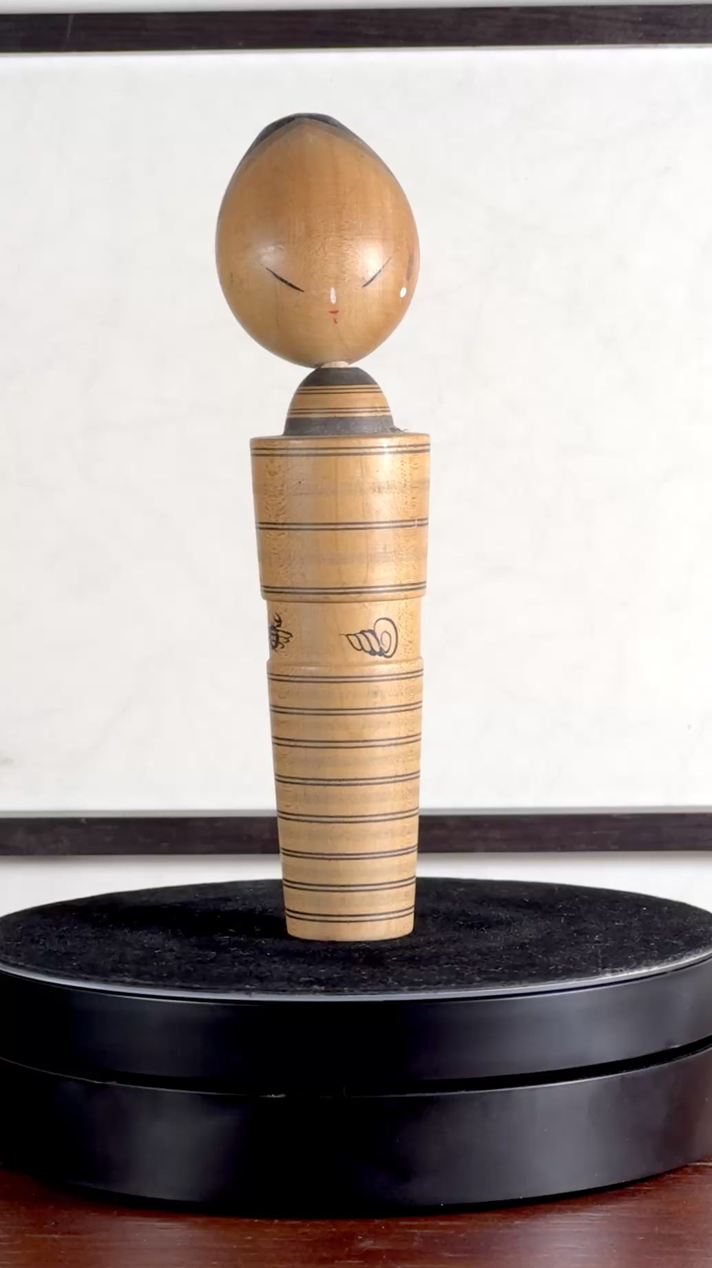 kokeshi de Sato Hatsuro sumi-e motif lignes, crabe et coquillages,, la vidéo à 360 degrés