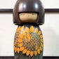 Kokeshi vintage japonaise de Yuji Kawase ornée de grands tournesols jaunes gravés et peints sur fond vert et noir, la vidéo à 360 degrés