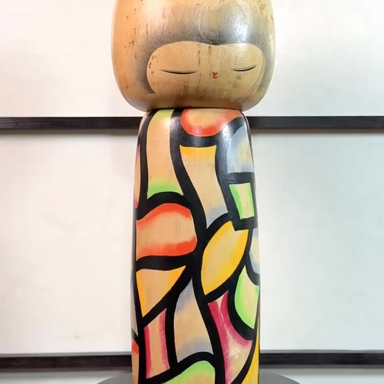 Grande kokeshi vintage de Yuji Kawase, Japon, 31 cm, avec motif vitrail coloré. vidéo à 360 degrés