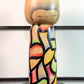 Grande kokeshi vintage de Yuji Kawase, Japon, 31 cm, avec motif vitrail coloré. vidéo à 360 degrés