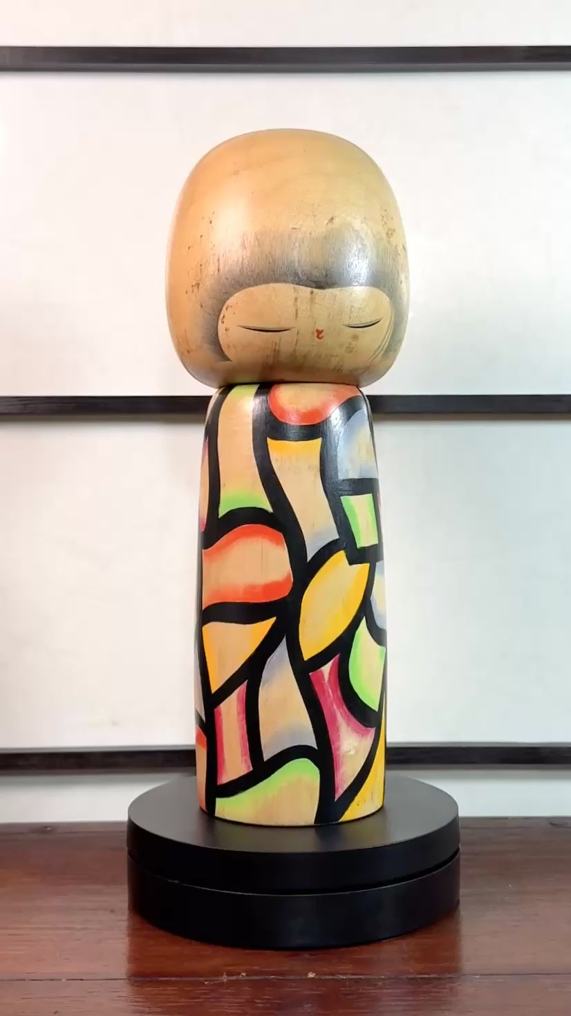 Grande kokeshi vintage de Yuji Kawase, Japon, 31 cm, avec motif vitrail coloré. vidéo à 360 degrés