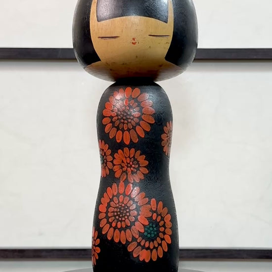 Kokeshi Yuji Kawase noire décorée de grandes fleurs rouges, la vidéo à 360 degrés
