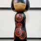 Kokeshi Yuji Kawase noire décorée de grandes fleurs rouges, la vidéo à 360 degrés
