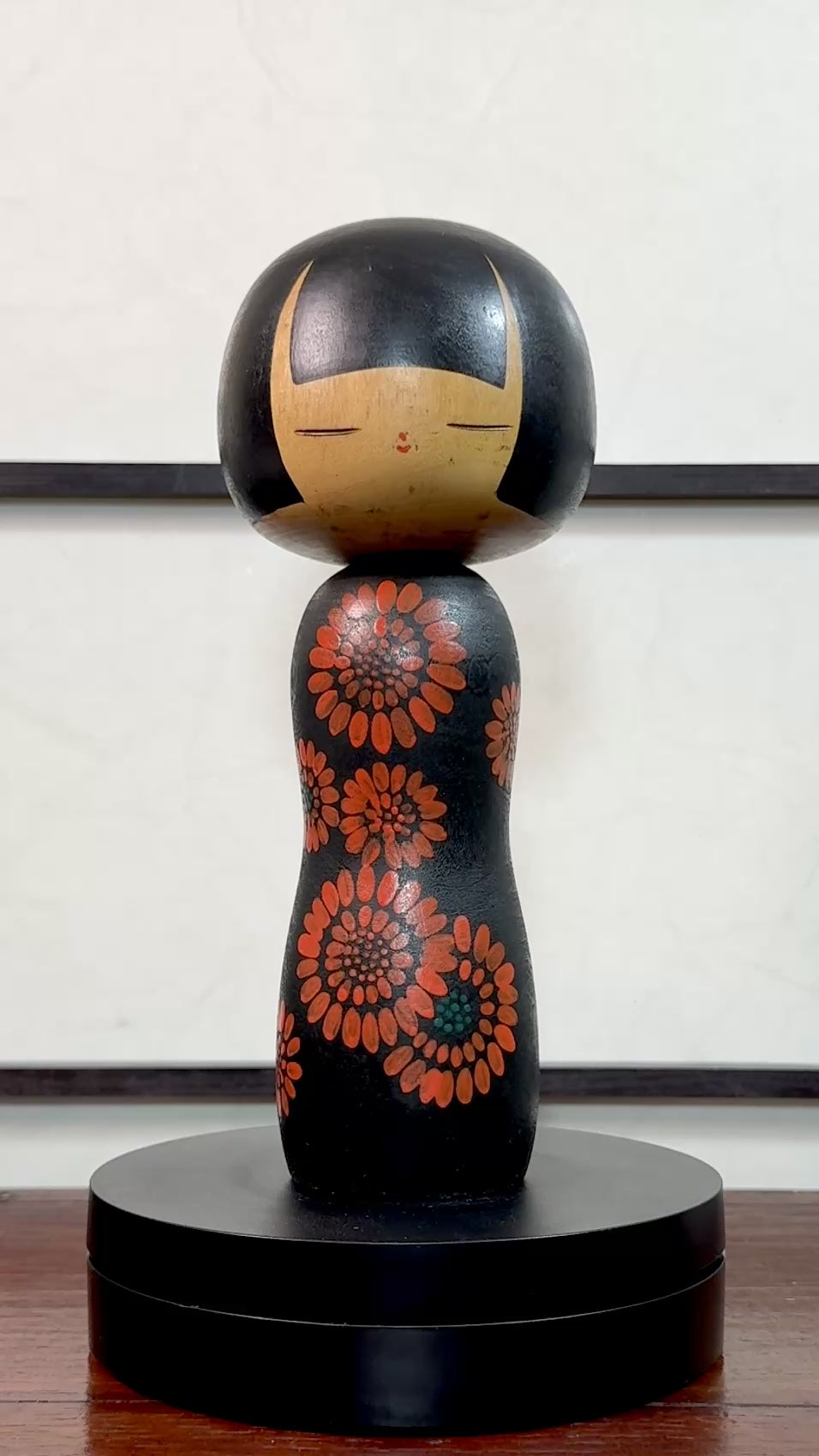 Kokeshi Yuji Kawase noire décorée de grandes fleurs rouges, la vidéo à 360 degrés
