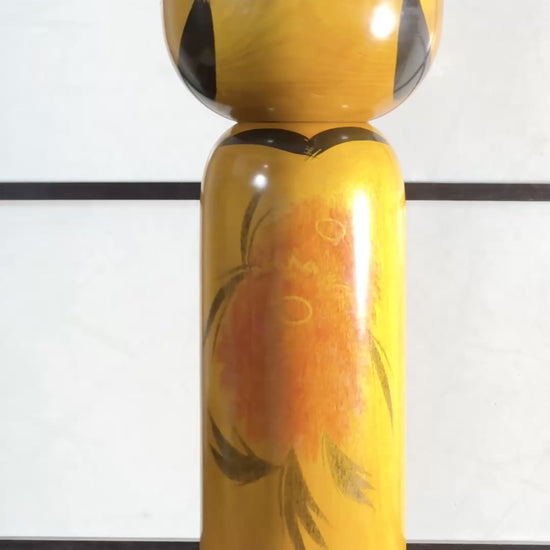 Kokeshi vintage Noboru Tamura jaune à fleurs orange, la vidéo à 360 degrés