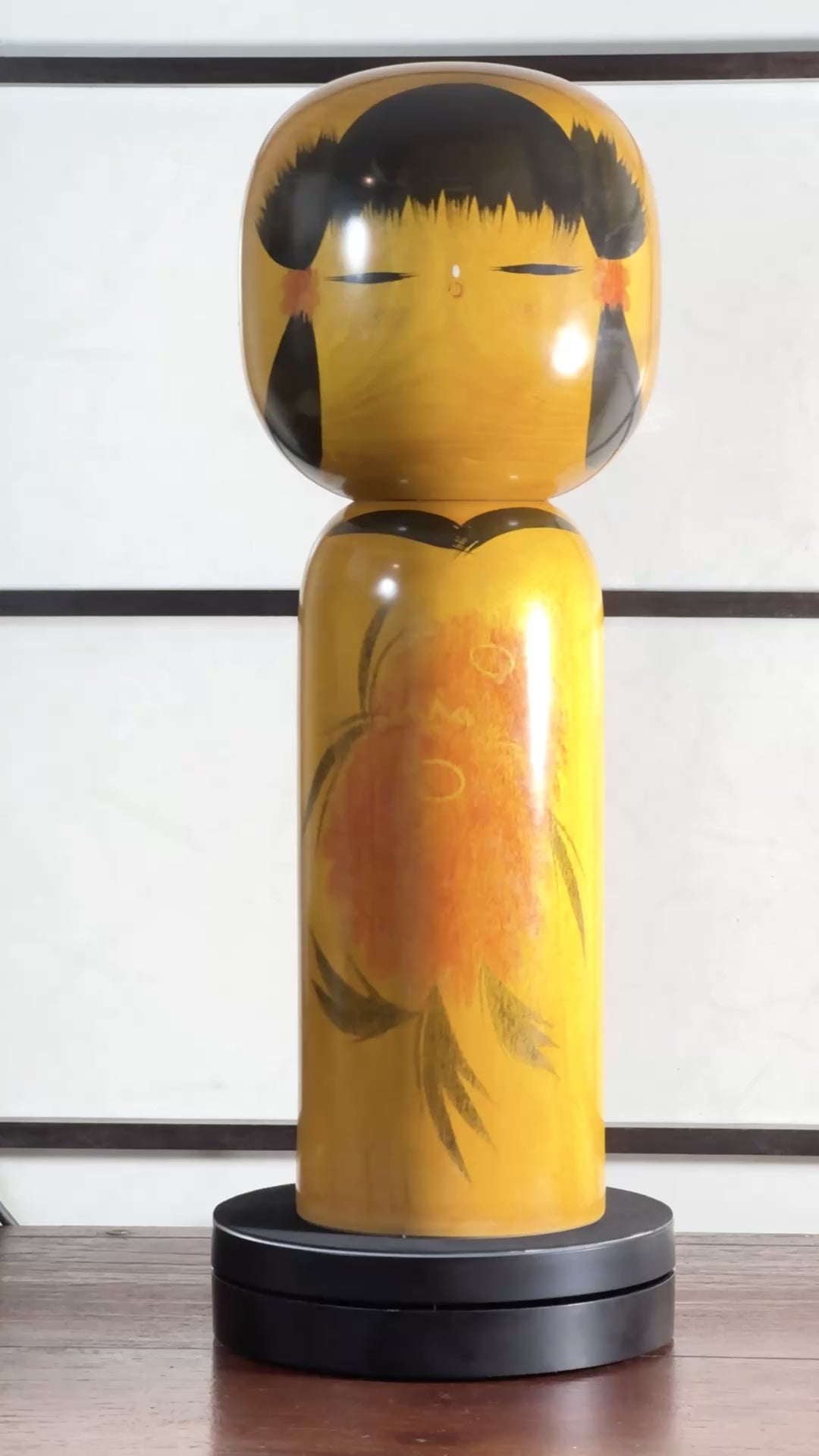Kokeshi vintage Noboru Tamura jaune à fleurs orange, la vidéo à 360 degrés