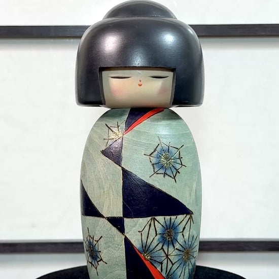 Kokeshi Yuji Kawase Asanoha au kimono vert et bleu, la vidéo à 360 degrés