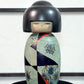 Kokeshi Yuji Kawase Asanoha au kimono vert et bleu, la vidéo à 360 degrés