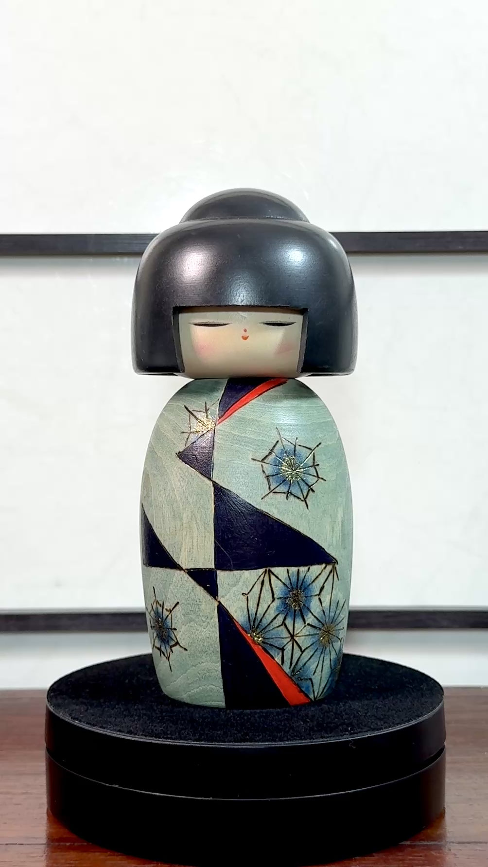Kokeshi Yuji Kawase Asanoha au kimono vert et bleu, la vidéo à 360 degrés