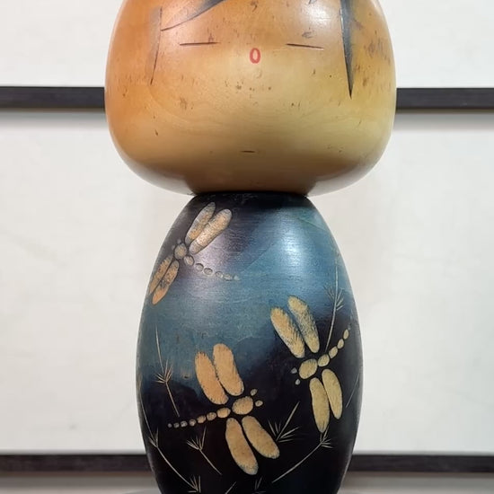 Kokeshi Yuji Kawase Akitsu bleue aux libellules gravées, la vidéo à 360 degrés.